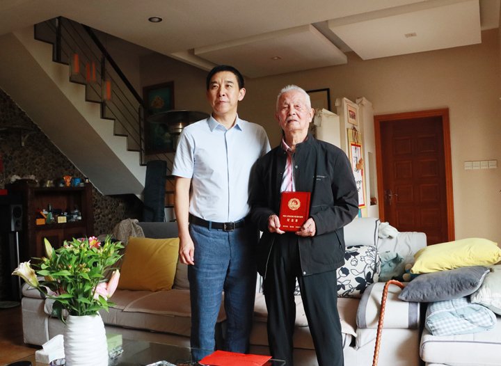 918博天堂·(中国区)官方网站集团为抗战老兵发放“中国人民抗日战争胜利80周年纪念章”